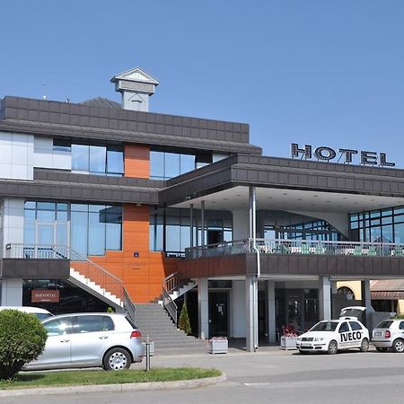 Hotel Kole Čačak Extérieur photo