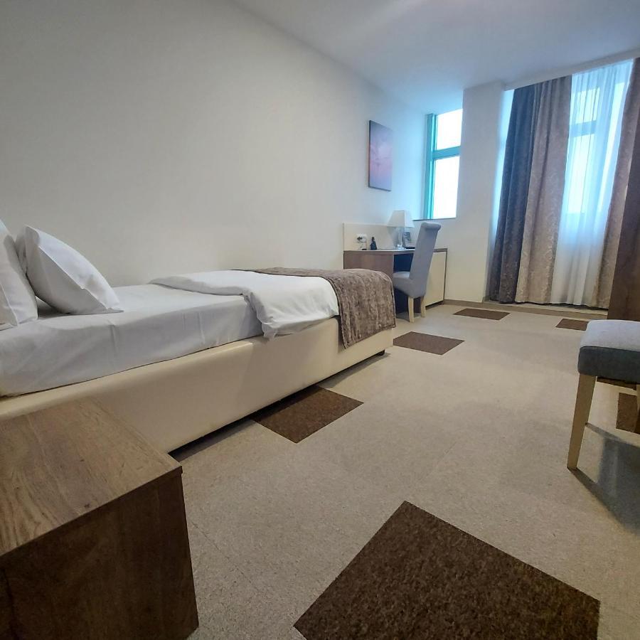 Hotel Kole Čačak Extérieur photo